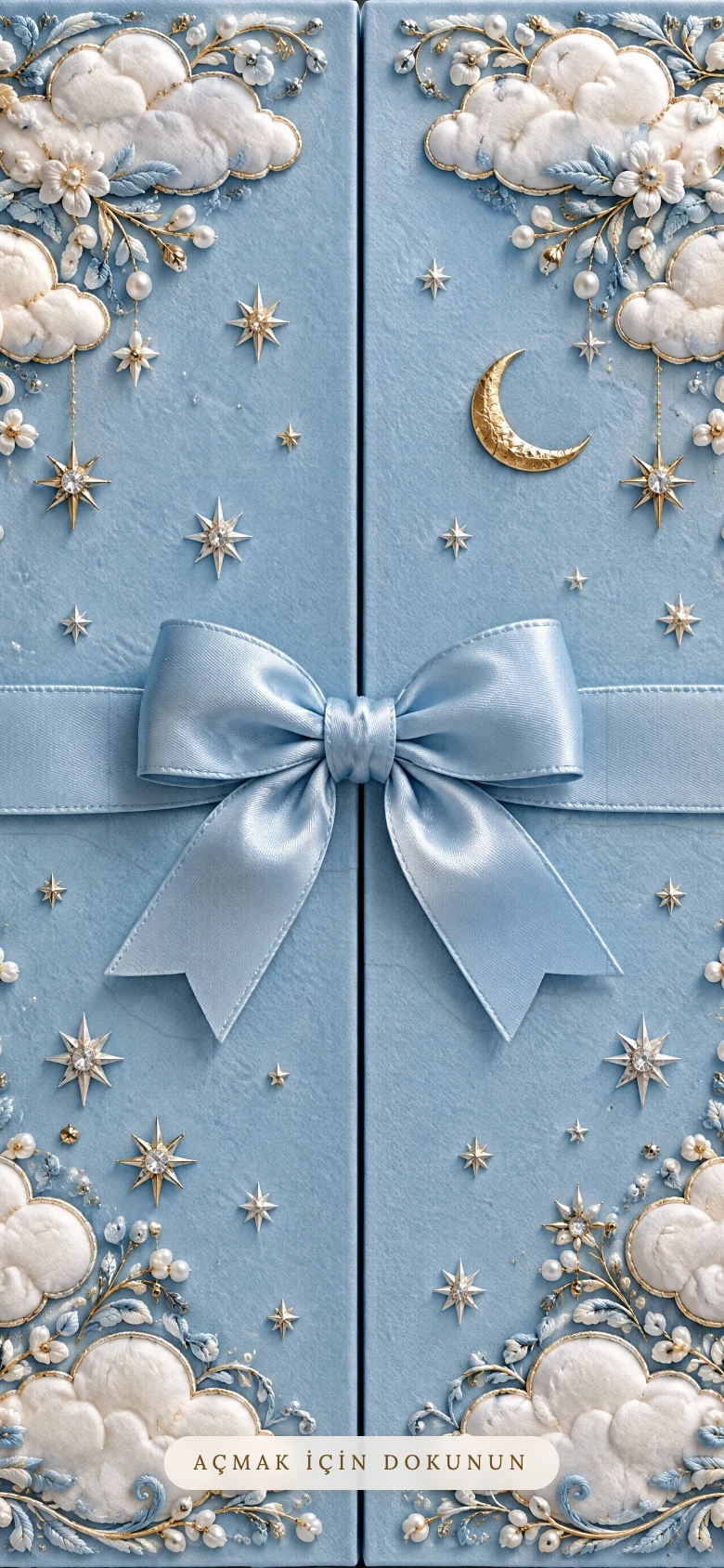 Bulut Mavi dijital baby shower davetiyesi kapağı: gök mavisi çift kanatlı kapakta kabartma bulutlar, altın hilal, yıldızlar ve ortada mavi saten fiyonk
