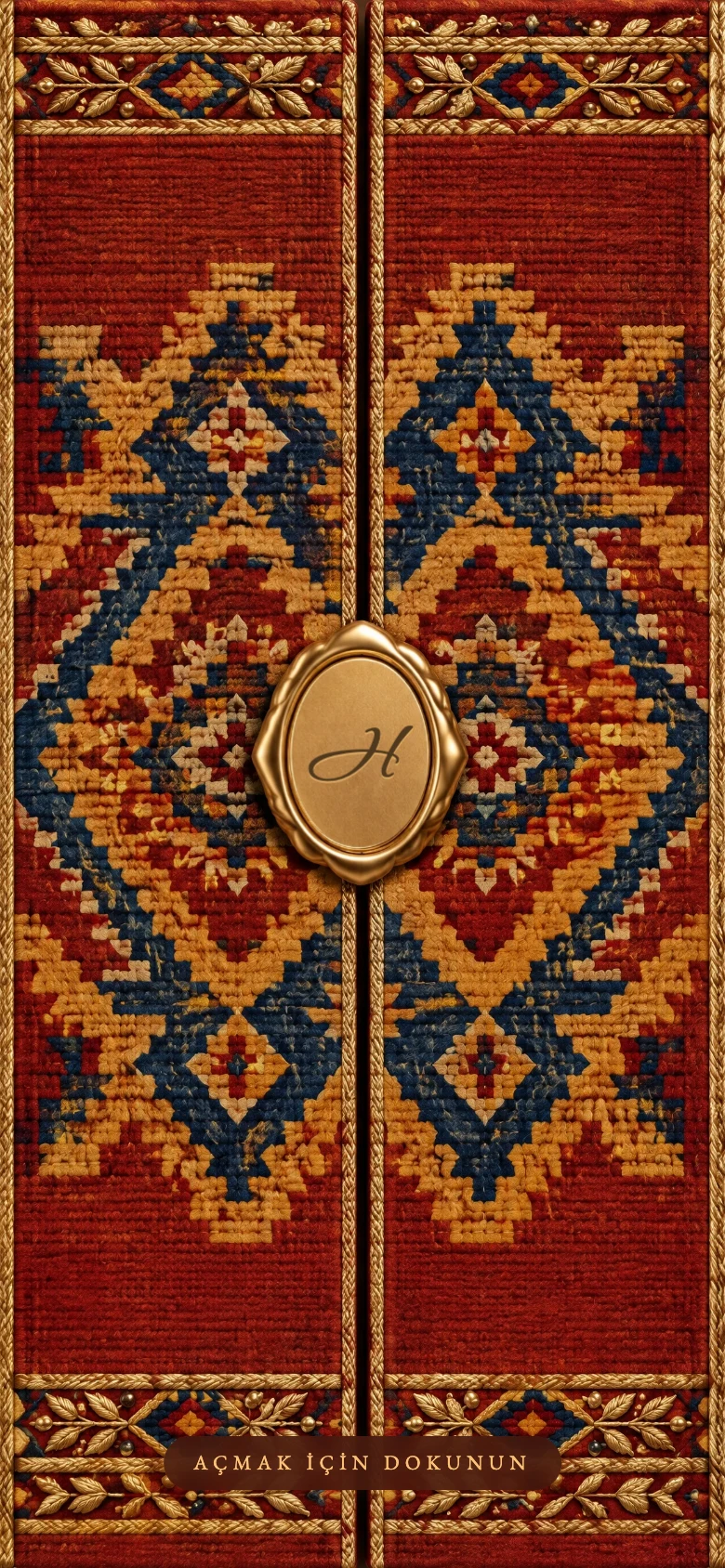 Kilim Pirinç dijital kına davetiyesi kapağı: kök boya kırmızısı dokuma kilim kanatlarda çivit mavisi ve safran sarısı geometrik göz motifleri, kenarlarda pirinç tel işleme, ortada baş harfli oval pirinç toka
