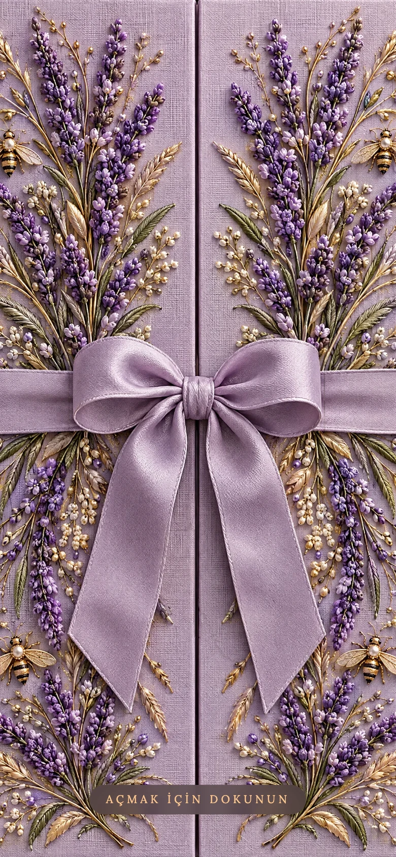 Lavanta Tarlası dijital düğün davetiyesi kapağı: lila keten çift kanatlı kapakta işlemeli lavanta demetleri, altın tel arılar ve yabani otlar