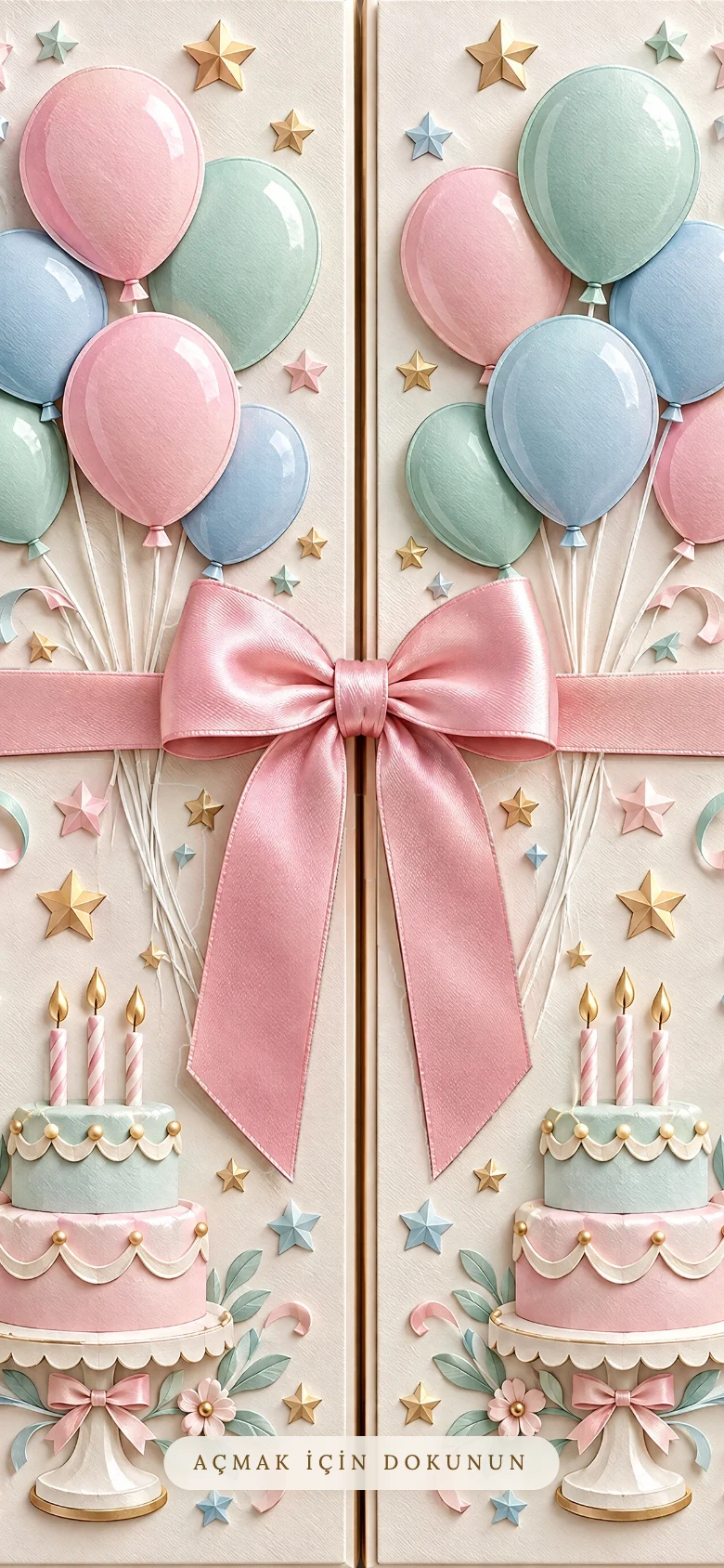 Pastel Balon dijital doğum günü davetiyesi kapağı: krem kâğıttan çift kanatlı kapakta pembe, mint ve bebek mavisi balon demetleri, altta mumlu iki katlı pastalar, pastel yıldızlar ve kıvrık serpantinler, kanatların üzerinden geçen pembe saten kurdele ve fiyonk